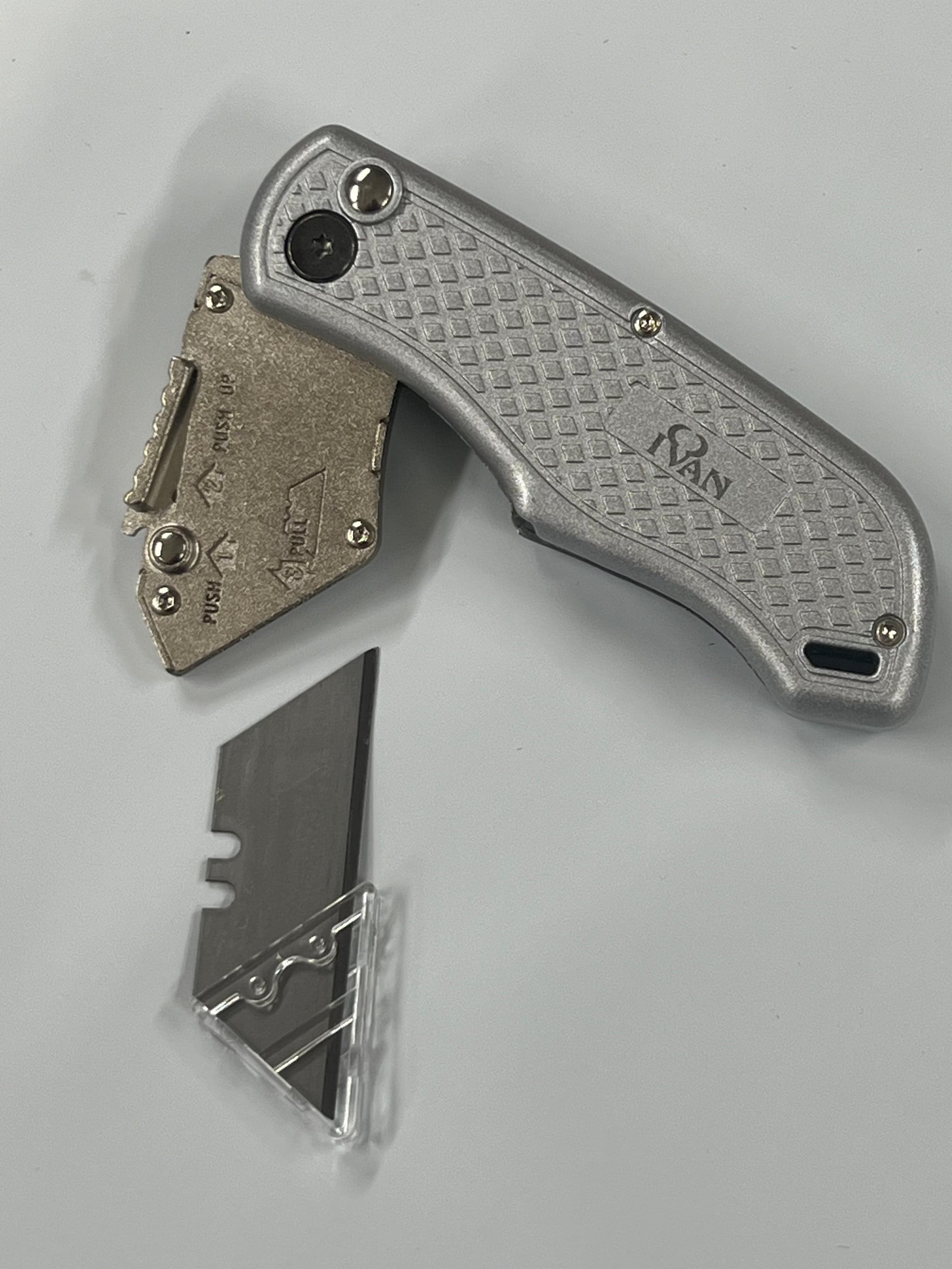 Couteau pliant à lame interchangeable avec clip ceinture