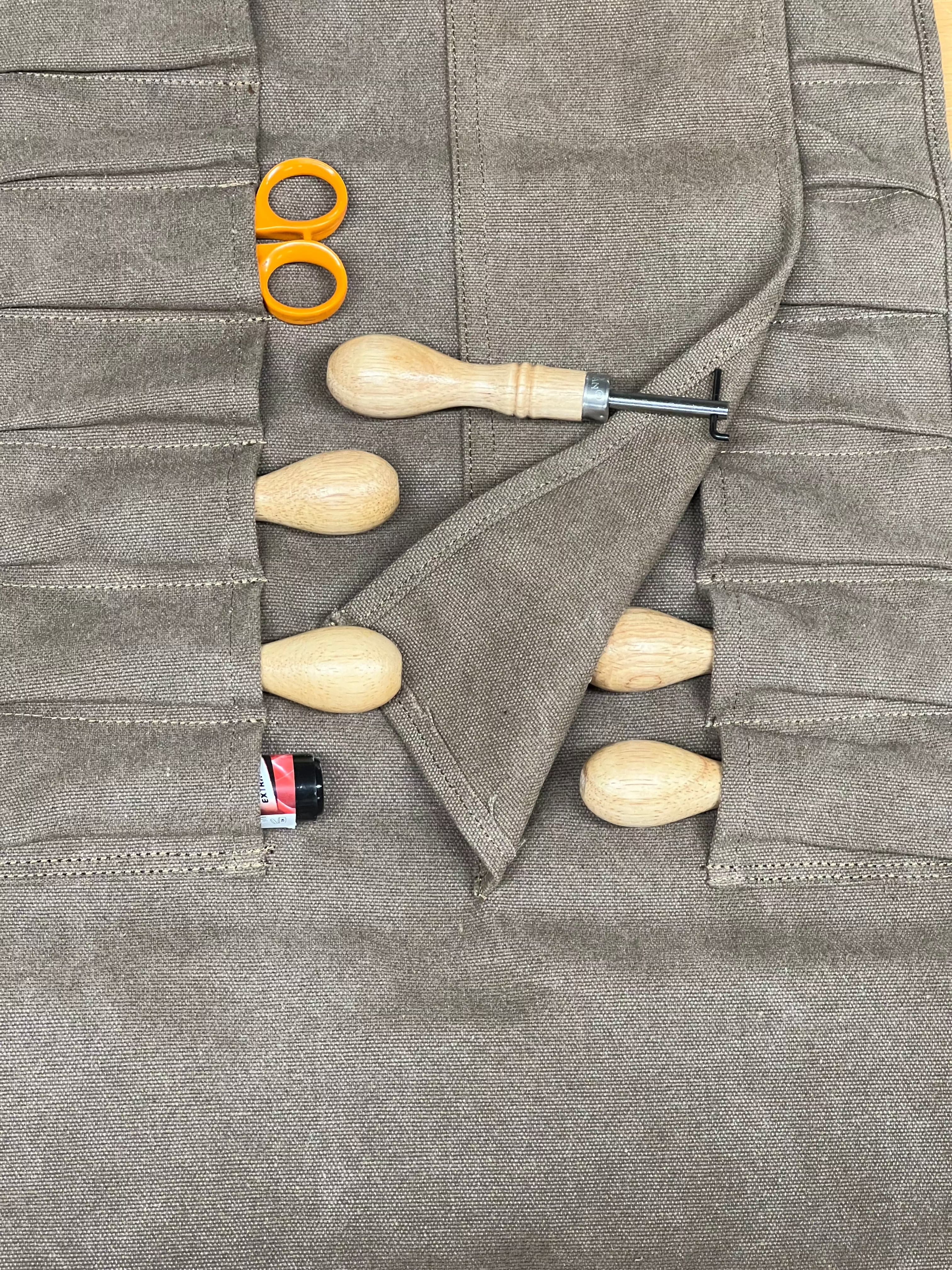 Trousse à outils en toile enroulable.