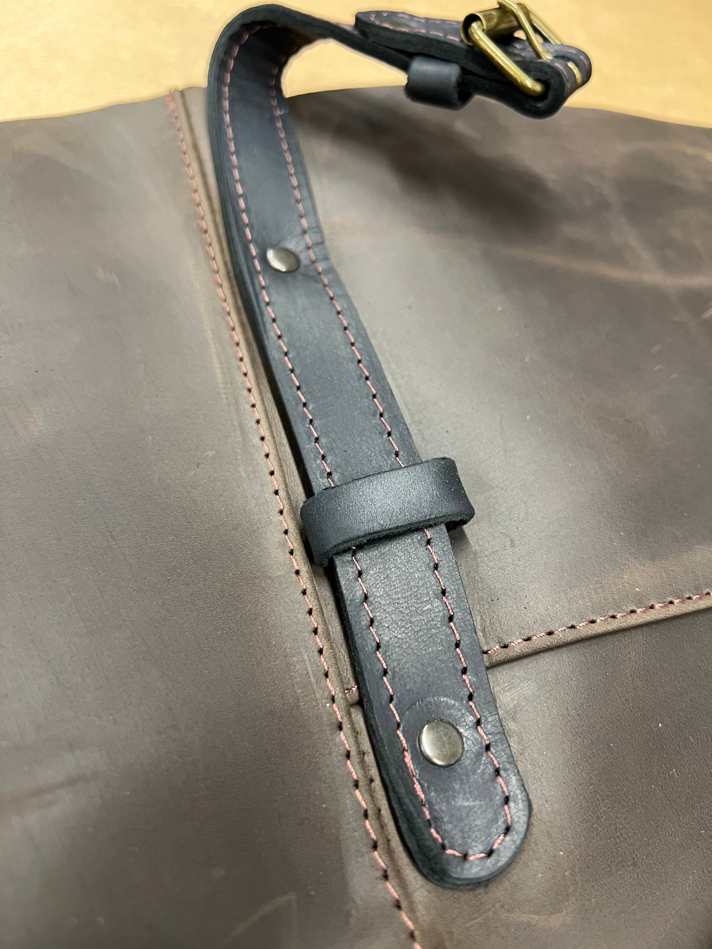 Tablier ajustable en cuir marron AP3X
