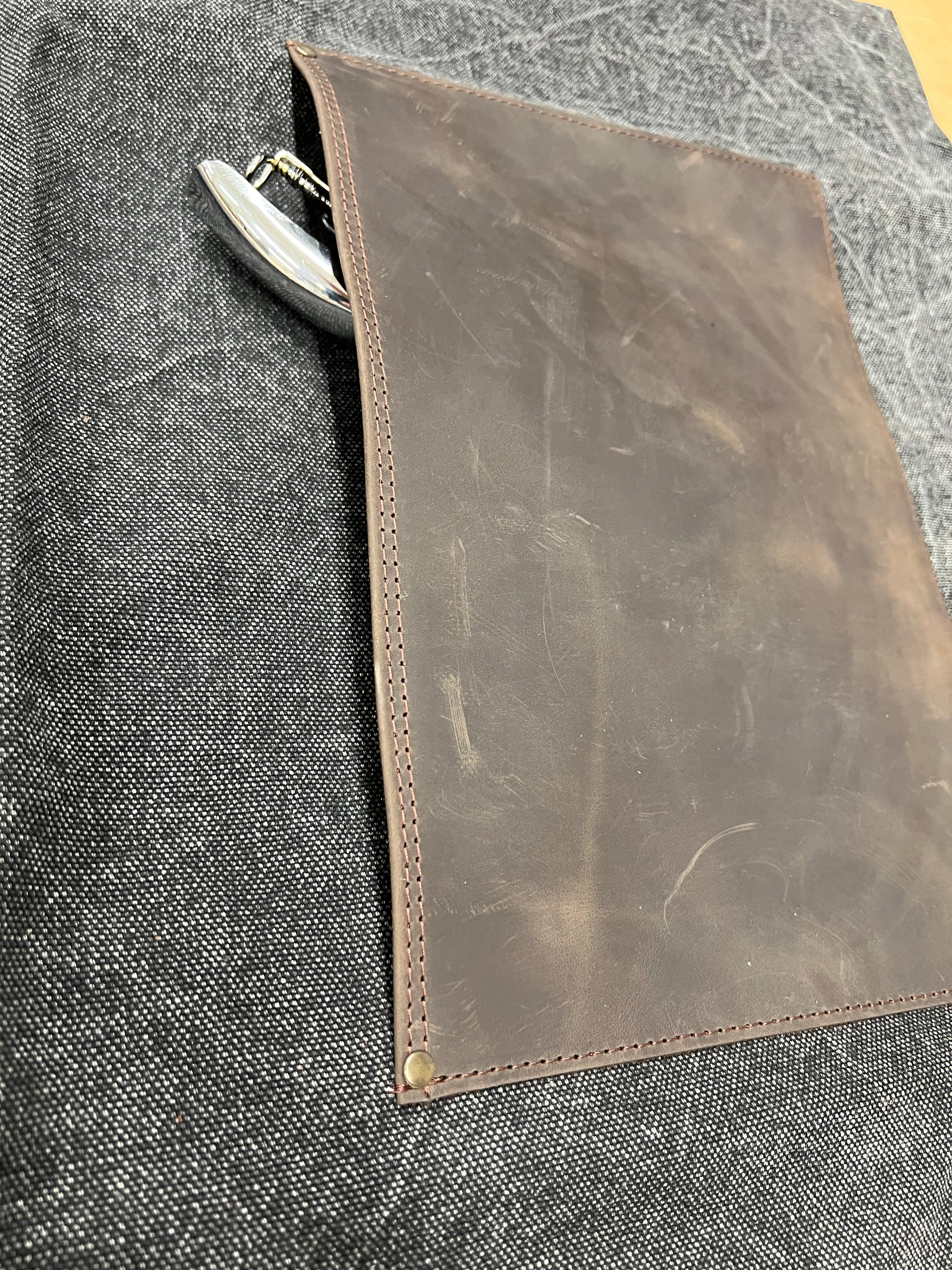 Tablier réglable en cuir marron et toile AP4