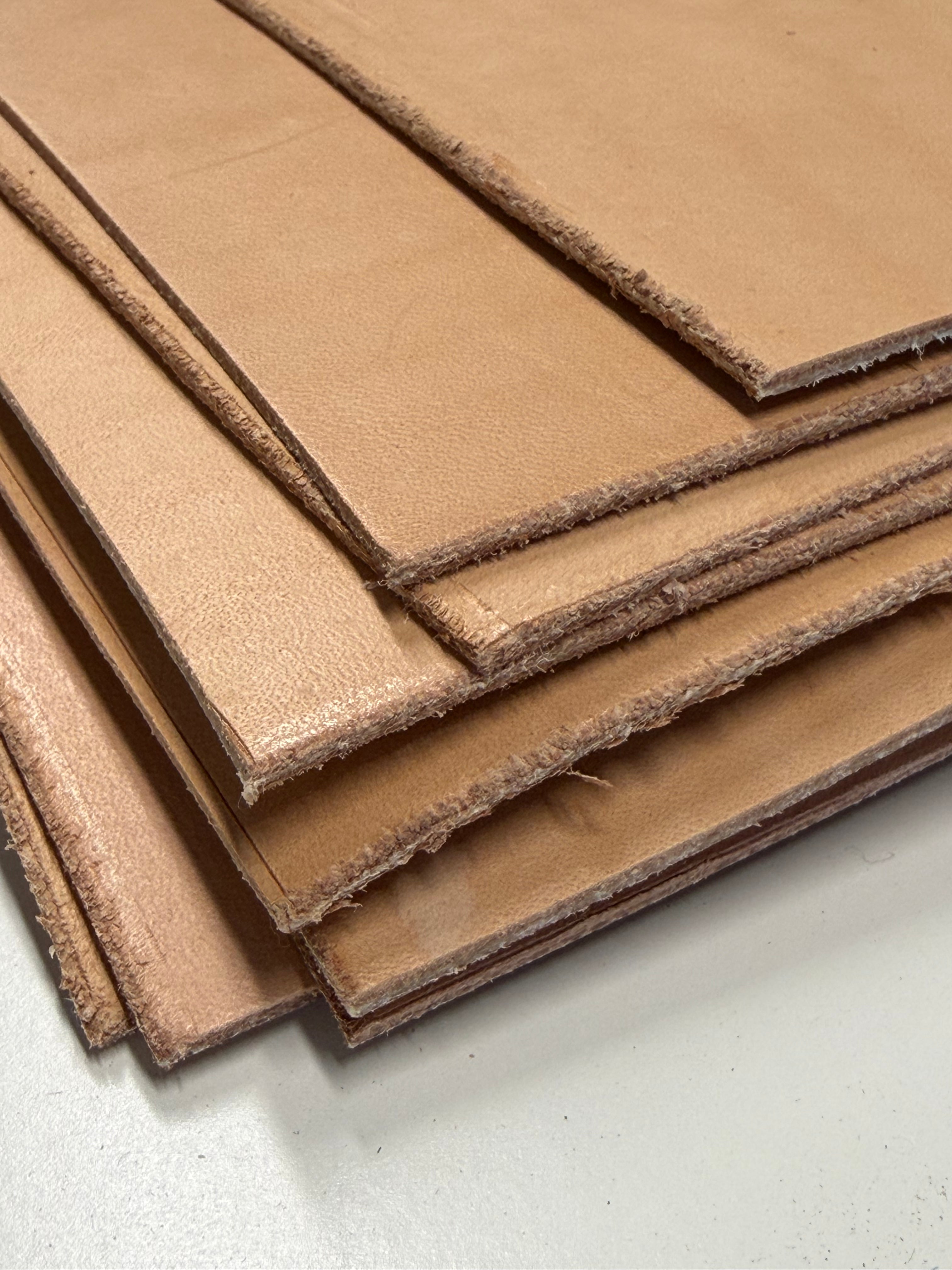 Apprendre à fabriquer un étui à couteau : cuir brut, cuir à étui et cuir à lanière/suspension
