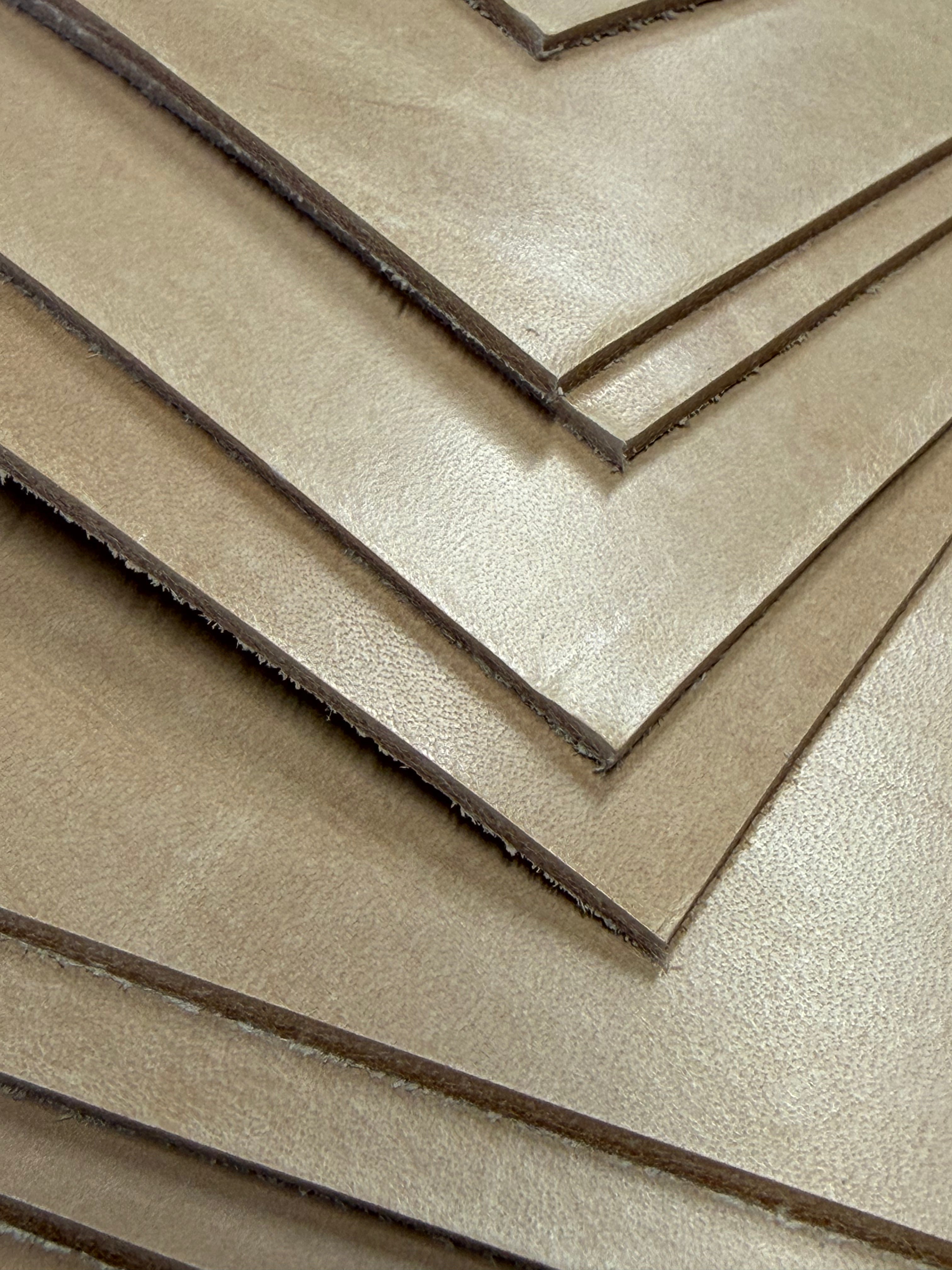 Apprendre à fabriquer un étui à couteau : cuir brut, cuir à étui et cuir à lanière/suspension
