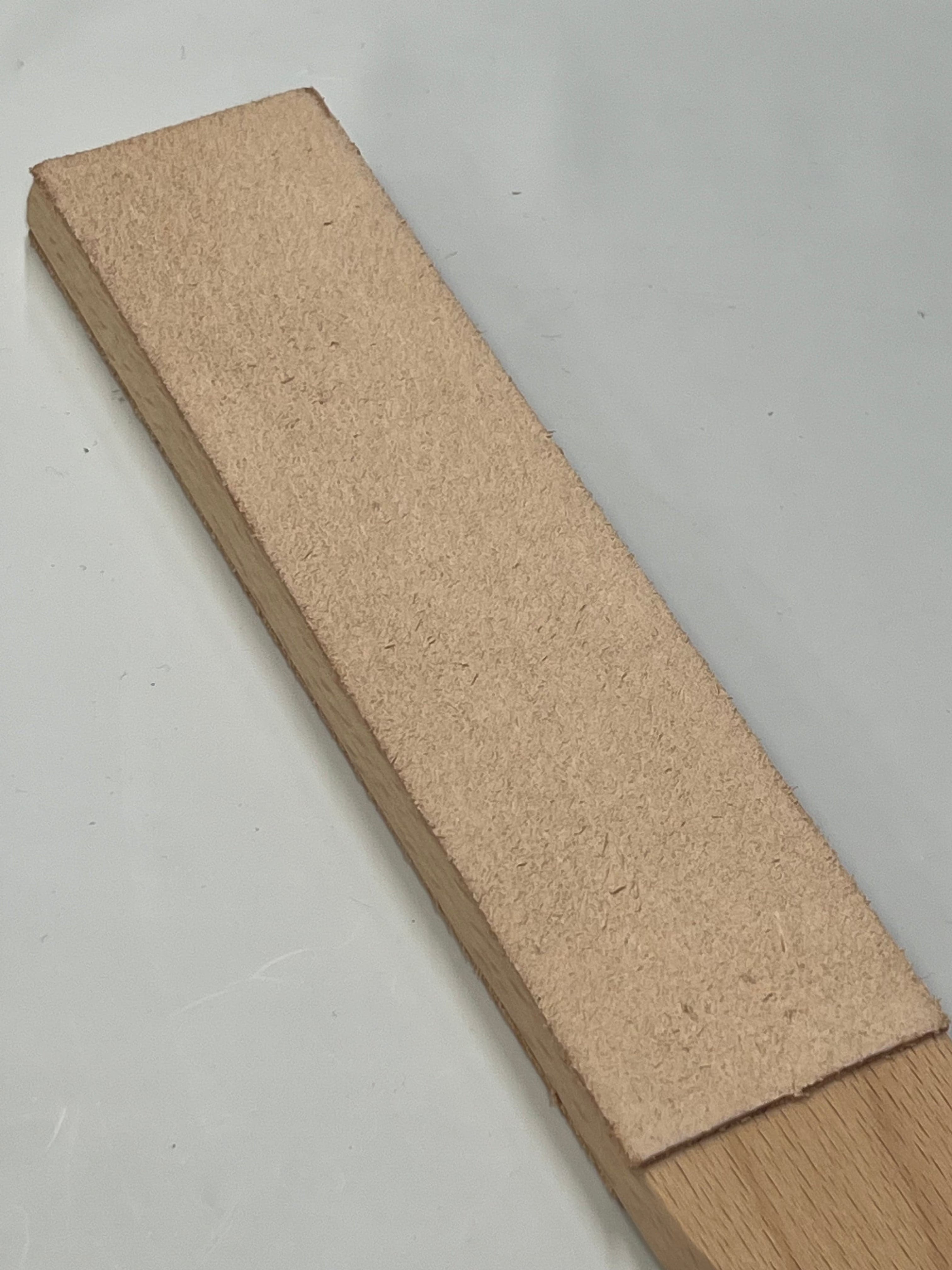 Cuir à rasoir double face sur socle en bois RW054
