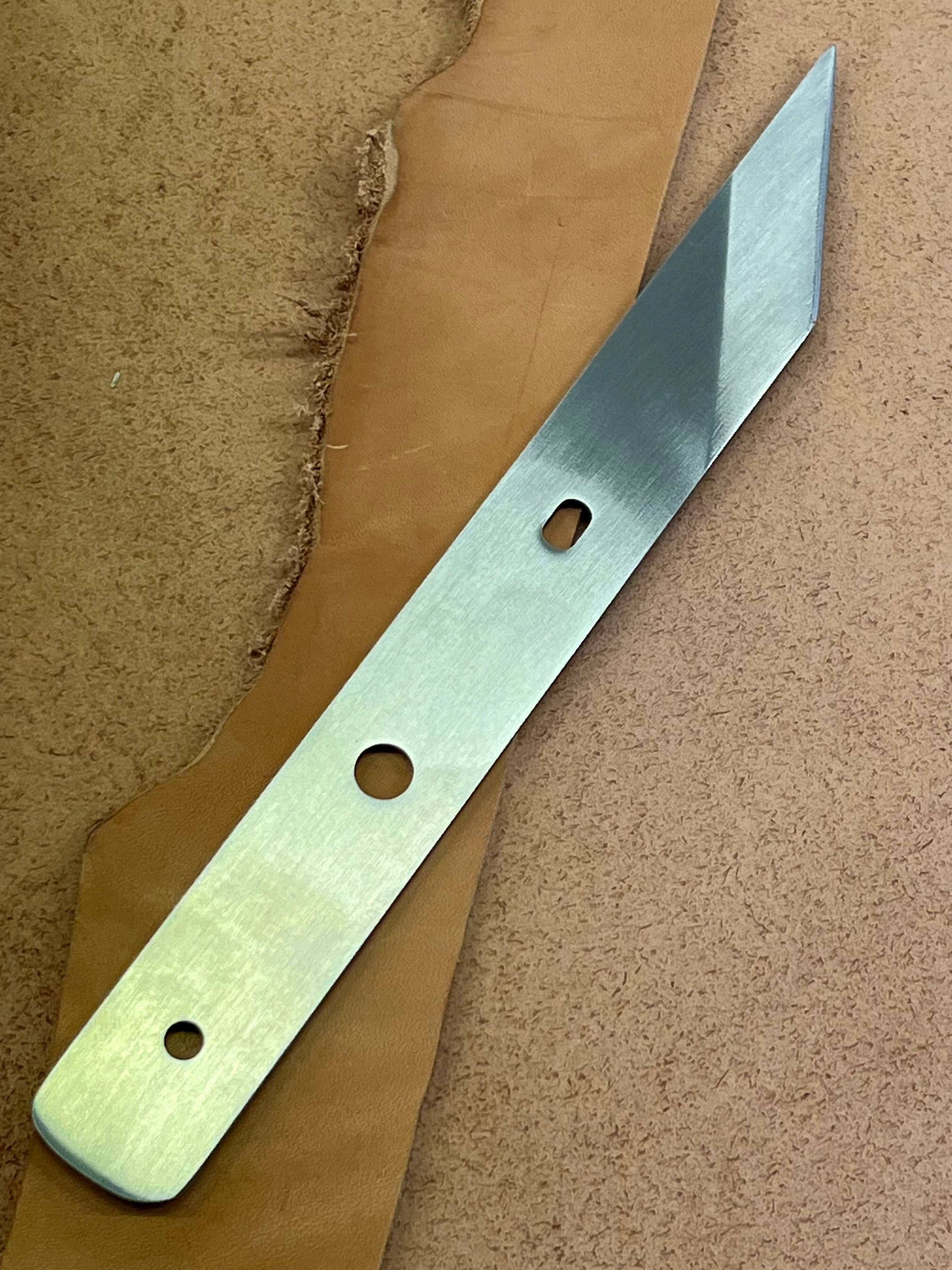 Lame de couteau à pied oblique style français