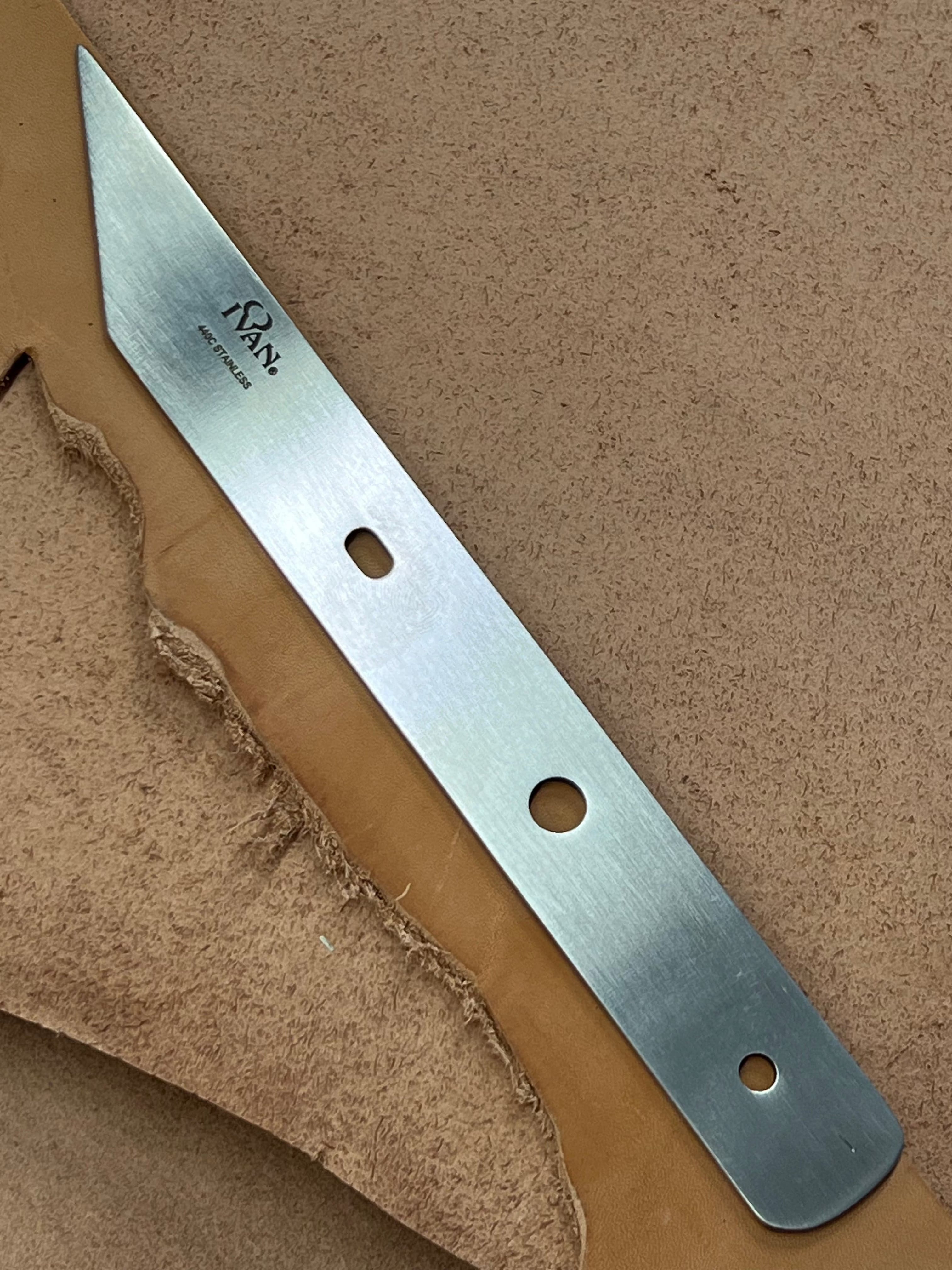 Lame de couteau à pied oblique style français