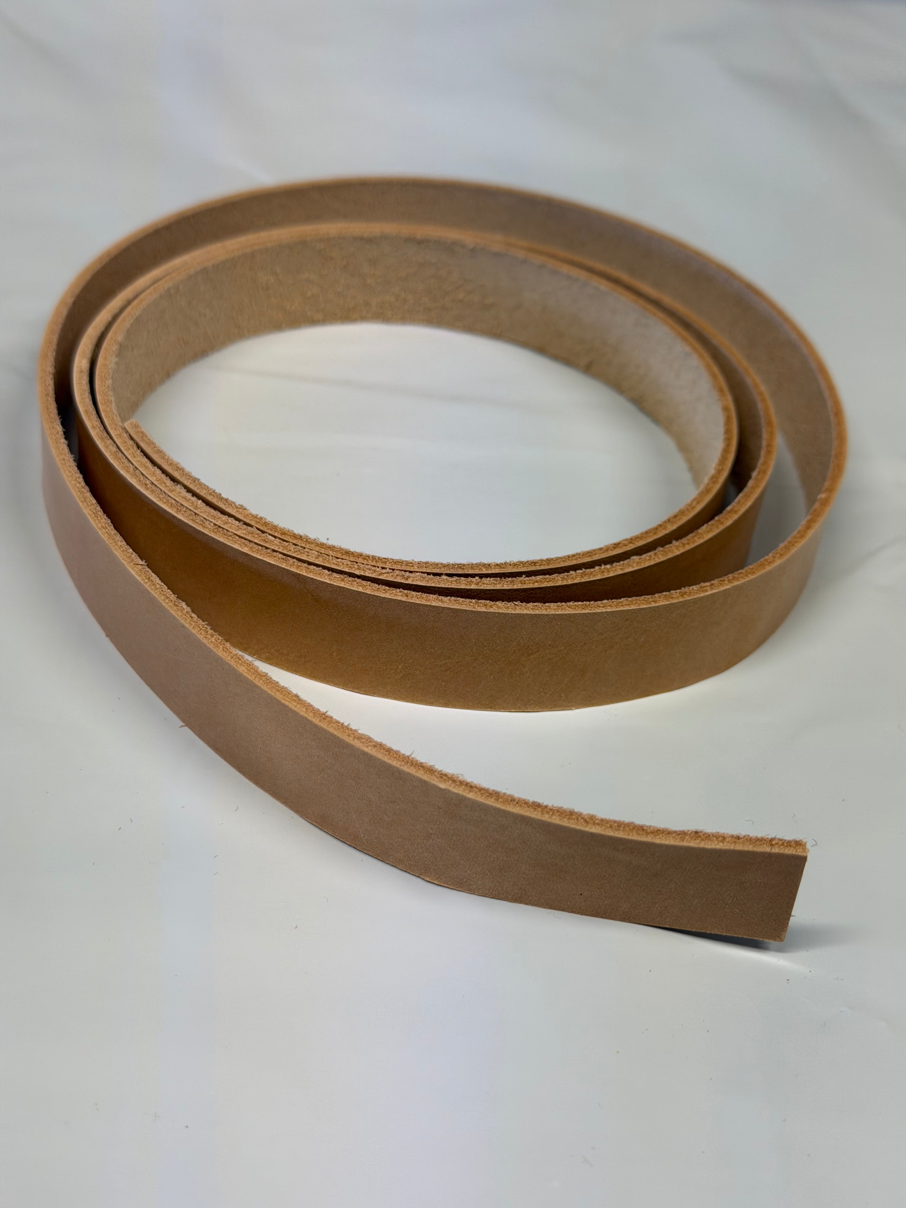 Apprendre à fabriquer un étui à couteau : cuir brut, cuir à étui et cuir à lanière/suspension