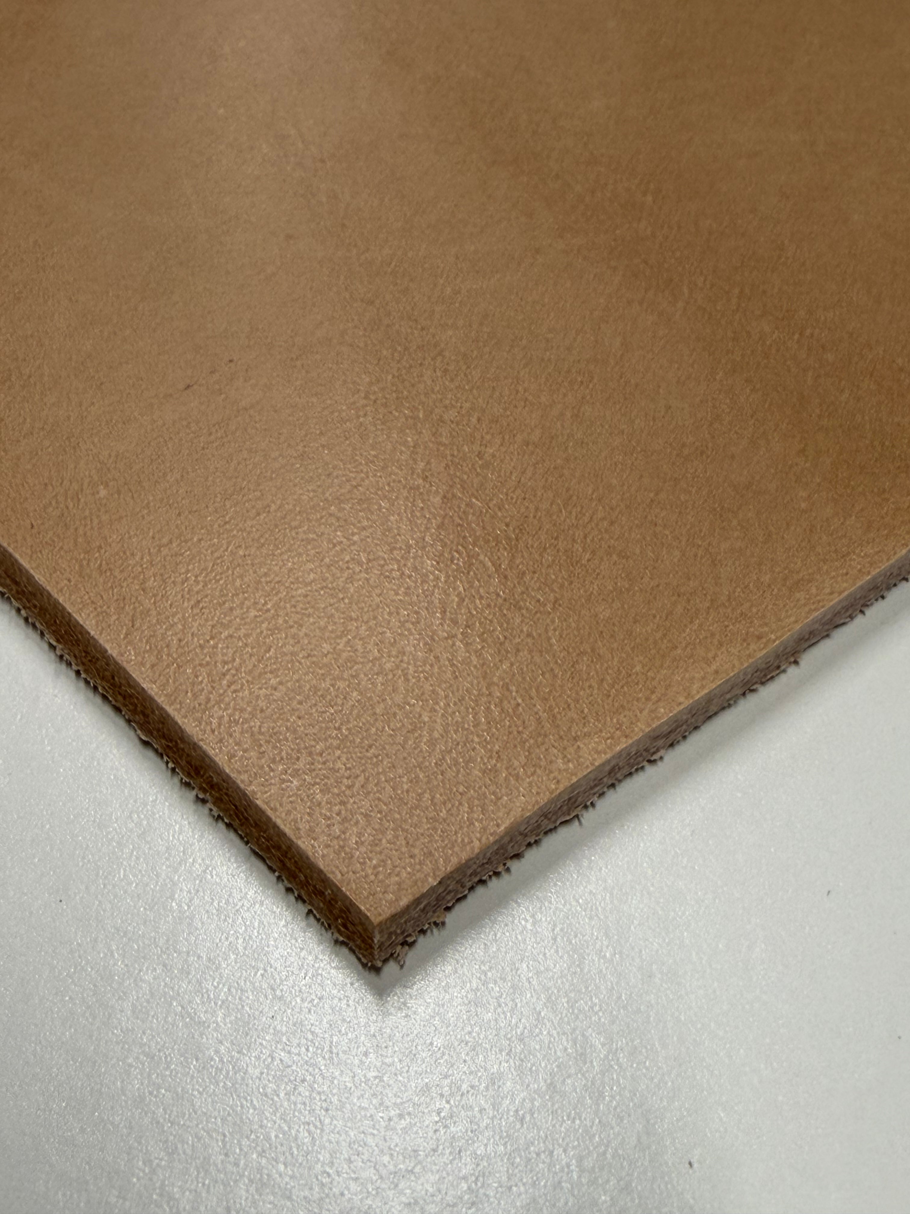 Apprendre à fabriquer un étui à couteau : cuir brut, cuir à étui et cuir à lanière/suspension