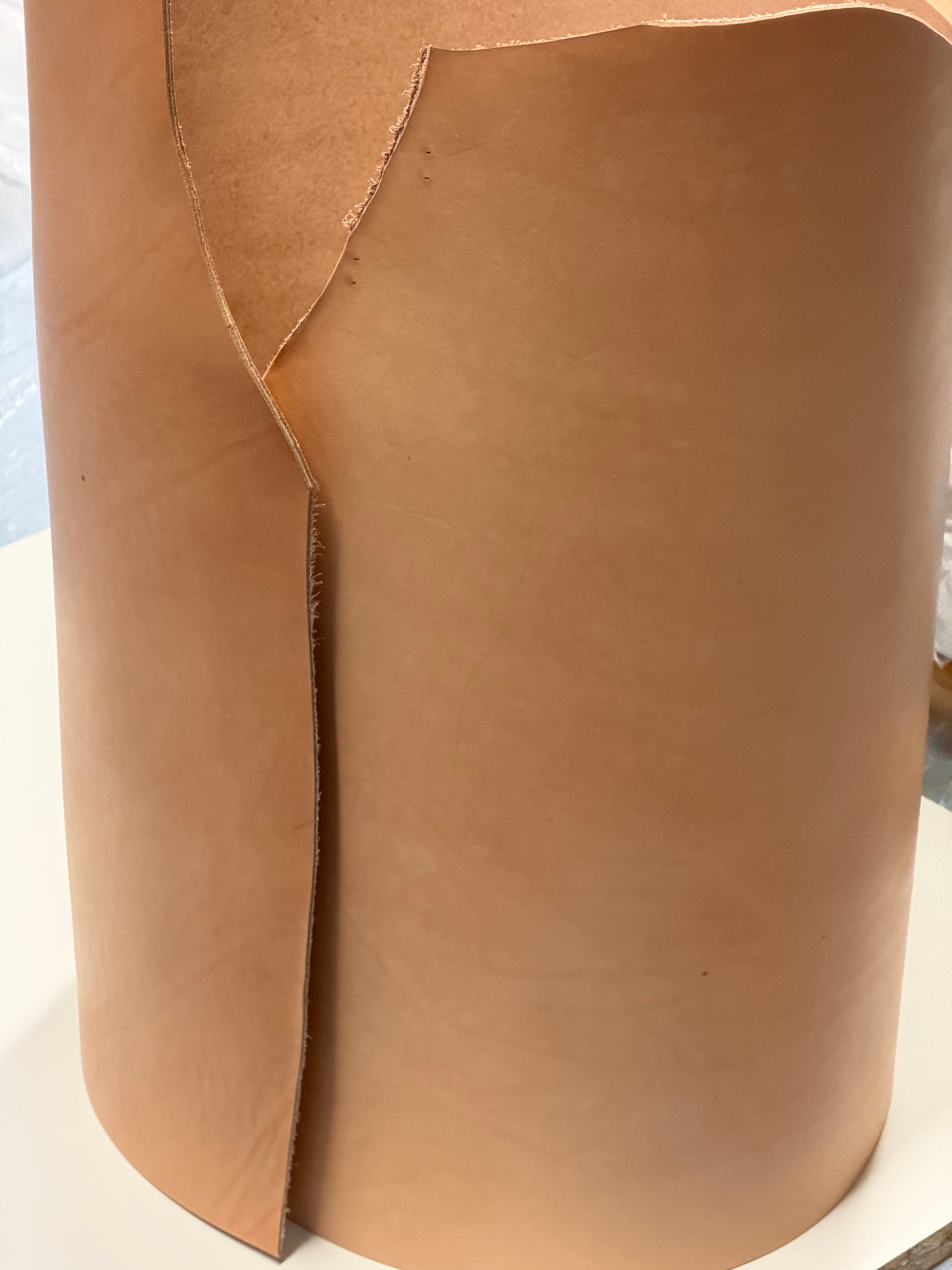 Apprendre à fabriquer un étui à couteau : cuir brut, cuir à étui et cuir à lanière/suspension
