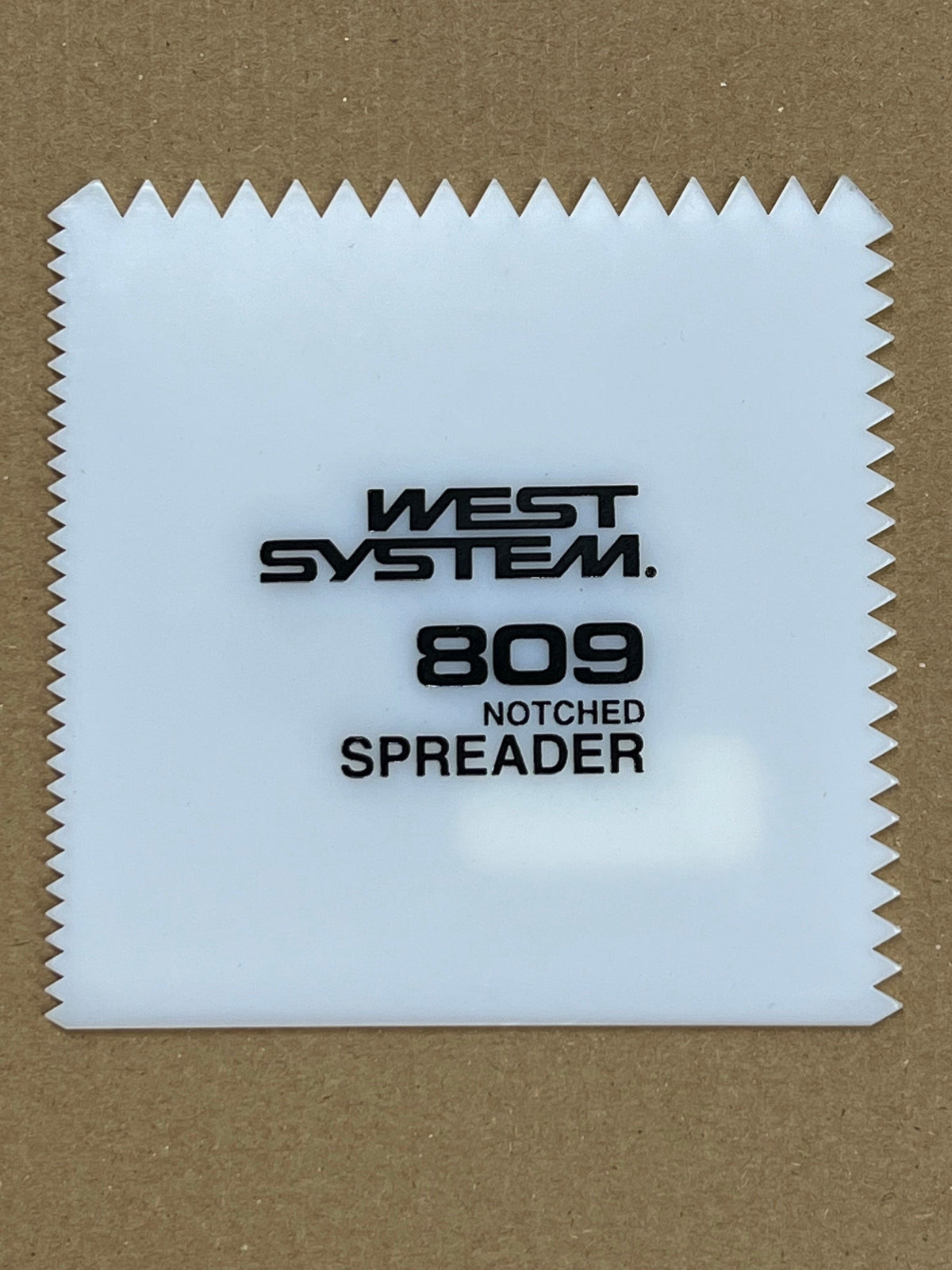 Spatule dentée pour époxy